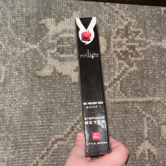 Twilight Saga Book 1 Paperback by Stephanie Meyer w/ Original Cover - Picture 3 of 3
